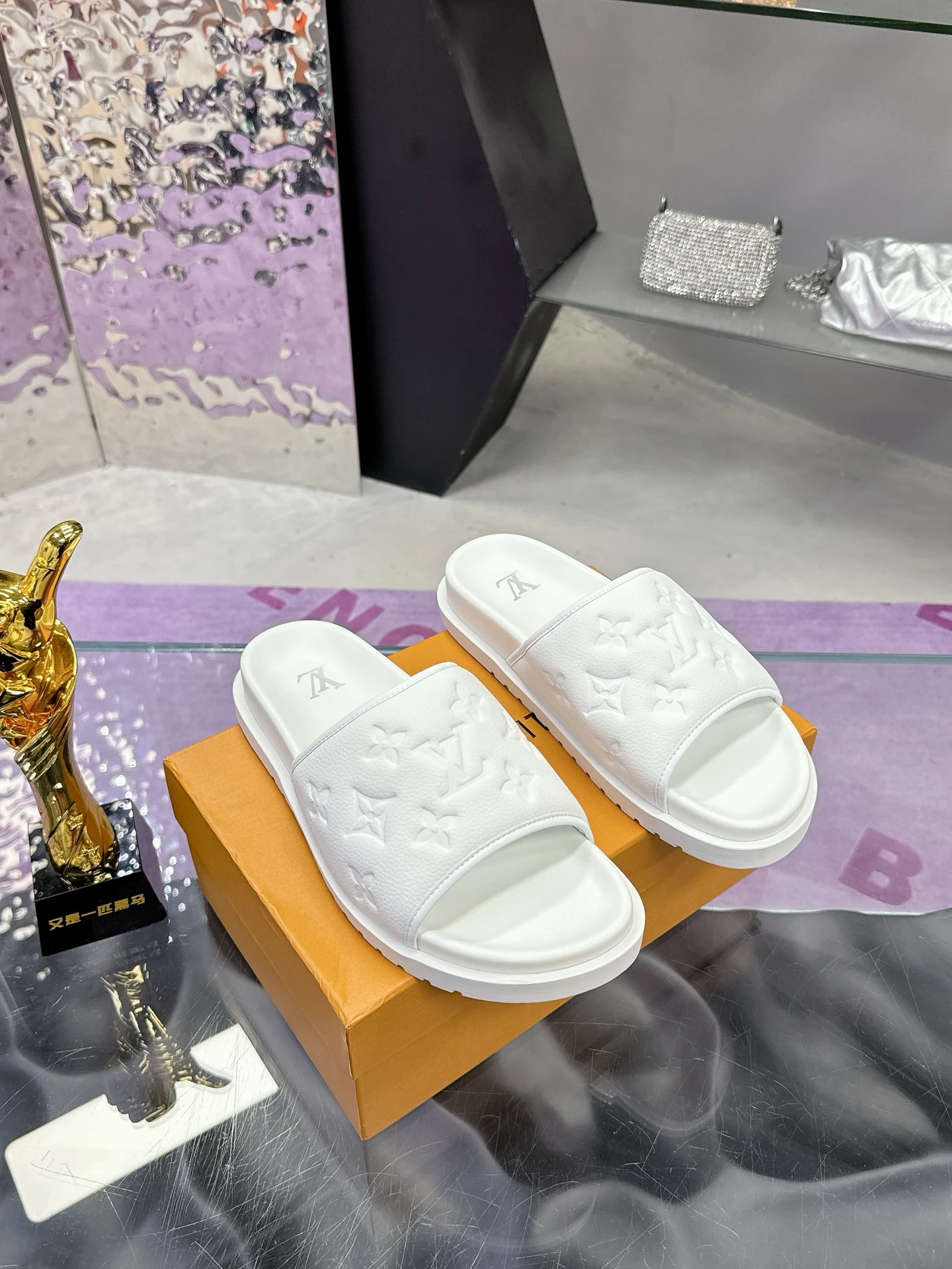 Louis Vuitton Slippers — 913d47fd