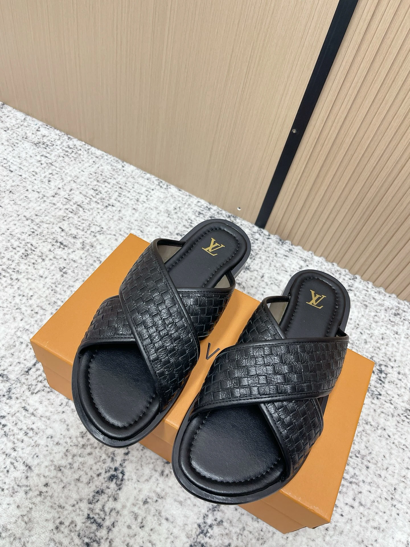 Louis Vuitton Slippers — 00279e9a